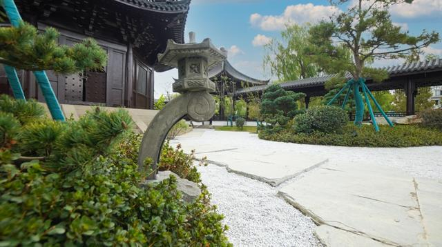 △路边的石质路灯，与塔园整体风格融为一体