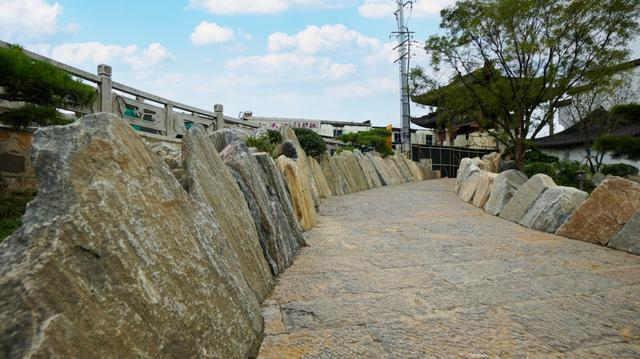 △由石块组成的峡谷走廊，配以造型假山，将成为古镇入口的一道风景线