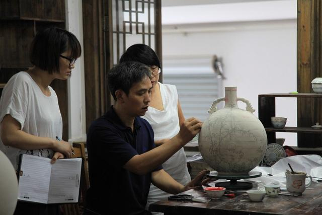 向老师指导绘画。《景德气象：中国文化的一个面向》内页插图。