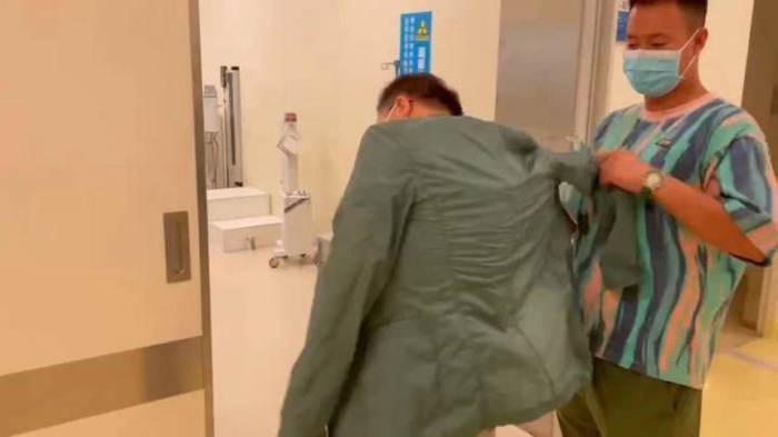 蔡磊穿衣服也需要助手帮助。陈馨懿/摄