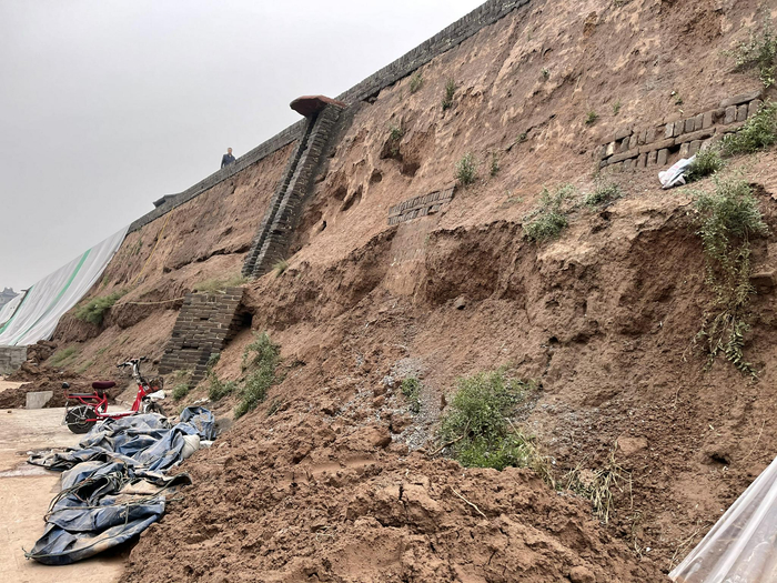 平遥古城北部的城墙下已经堆积了不小的土堆 &nbsp;&nbsp;时代周报记者/陈佳慧 &nbsp;摄