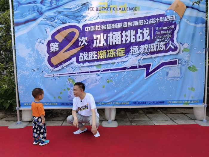 蔡磊和儿子在一起。（图片由受访者提供）