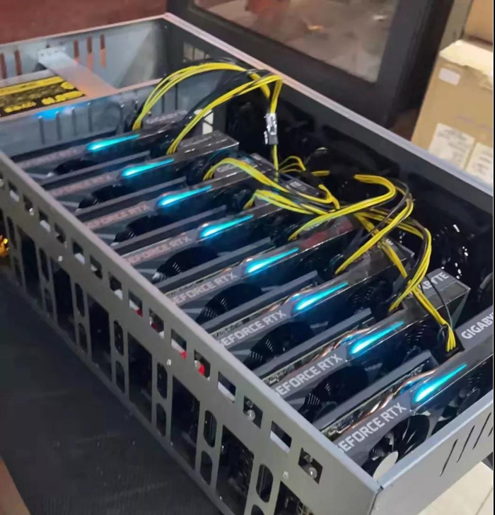 ▲ 自行组装的矿机主机