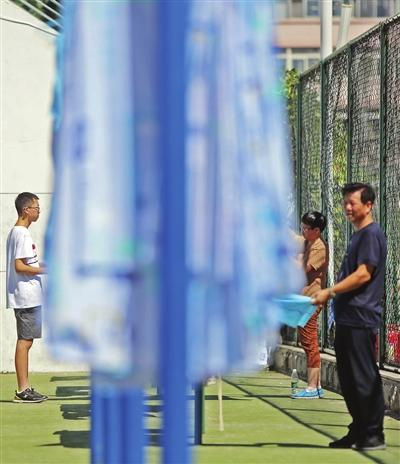 家长陪同新生入学