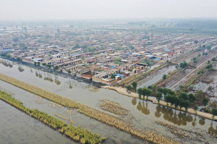 仍未将洪水排完的桑柳树村  澎湃新闻记者 史含伟 拍摄