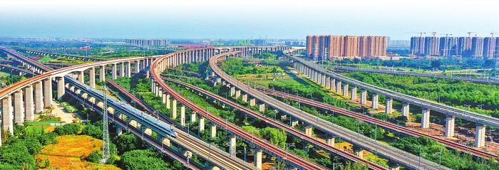 通向郑州东站四通八达的高铁网络（10月13日摄）。郑济铁路的建设，填补了豫东北地区不通高铁的空白。（记者 聂冬晗 摄）
