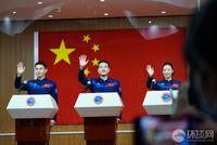 执行神舟十三号任务的三名航天员公开亮相