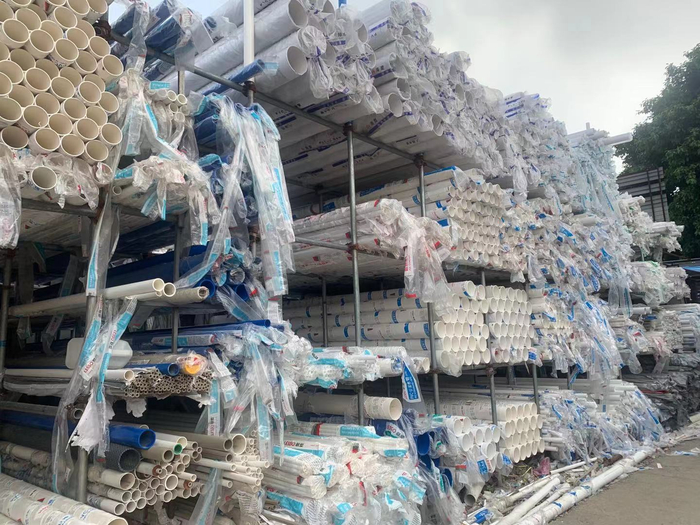 　某建材市场管道产品堆放区域。 时代财经摄