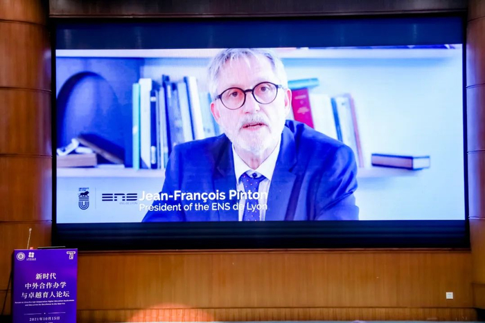 ▲ 上法国里昂高等师范学校校长Jean-François PINTON（让-弗朗索瓦班东）作专题报告