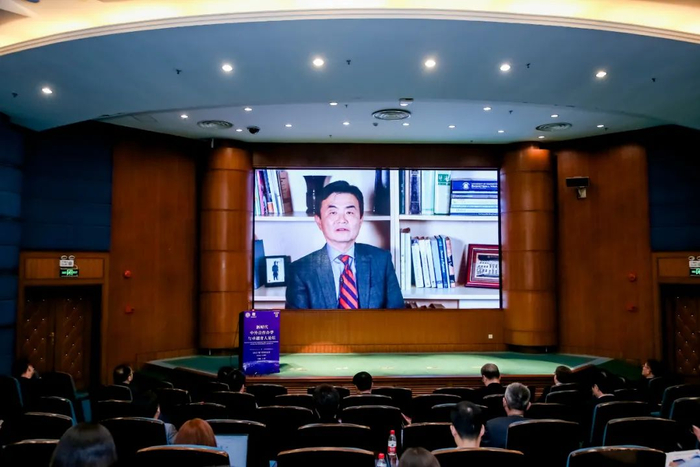 ▲ 美国康涅狄格大学助理外事副校长Yuhang RONG（荣宇航）作专题报告