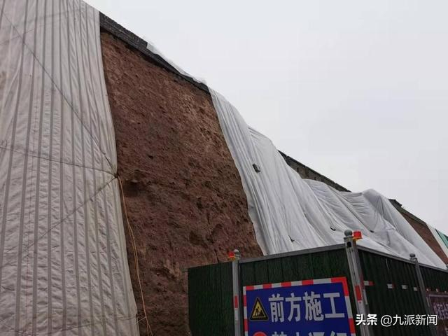 垮塌的城墙已罩上防雨布。图/武汉晨报记者 马婕盈