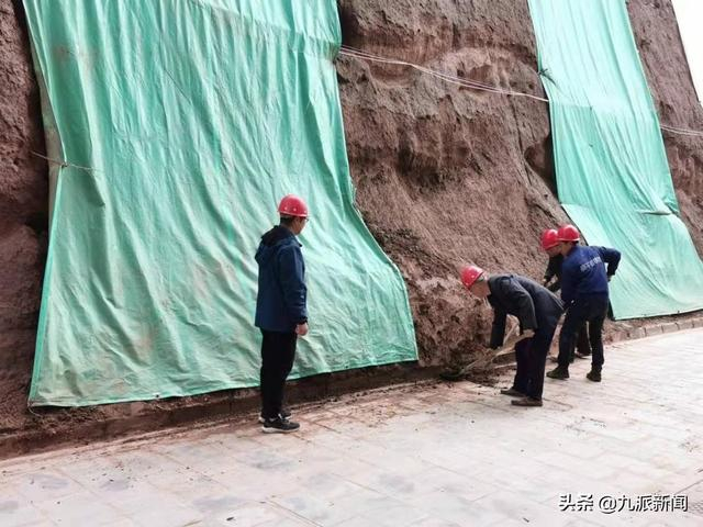 工人们正在修整墙体。图/武汉晨报记者 马婕盈