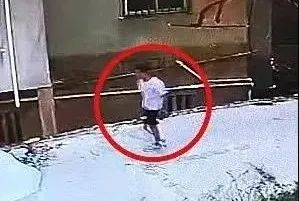 嫌疑人欧某中逃离时的监控画面