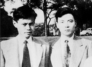 1949年，杨振宁（左）与邓稼先合影于美国。资料图片