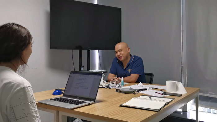 杜杨在培训机构给学生授课。受访者供图