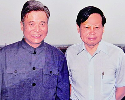 1986年，邓稼先（左）逝世前与杨振宁在医院合影。资料图片