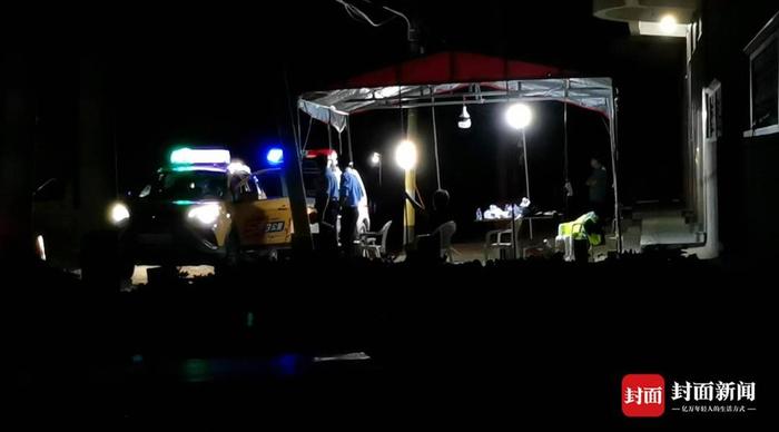 警察在卡点盘查过往车辆