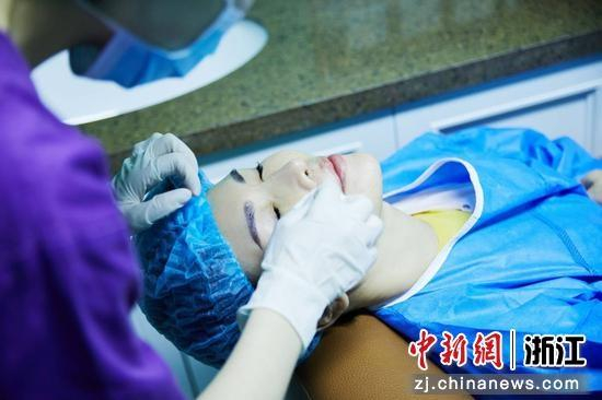 赵霞接受手术。明视康 供图