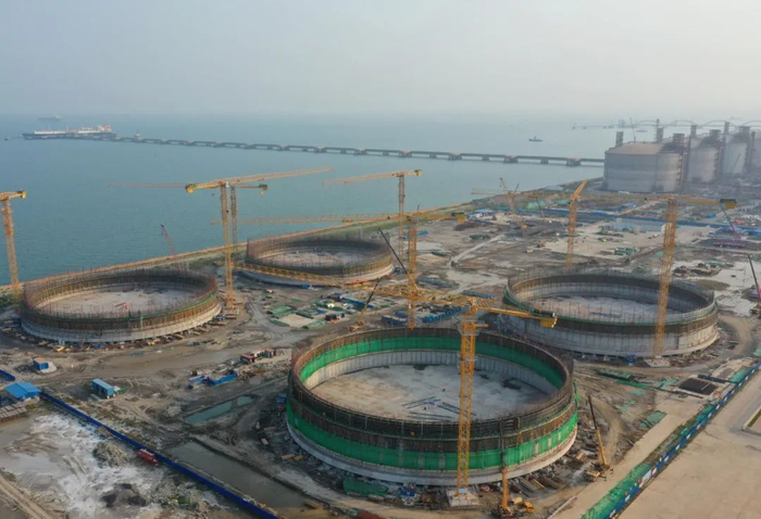 河北唐山曹妃甸LNG项目第一阶段工程储罐建设施工现场 图片来源：新华社