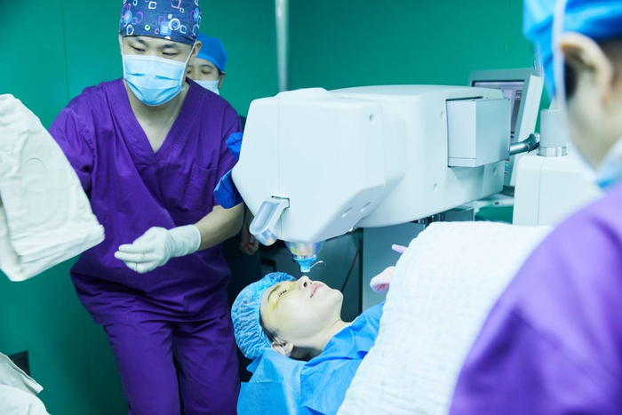 赵霞接受手术。明视康供图