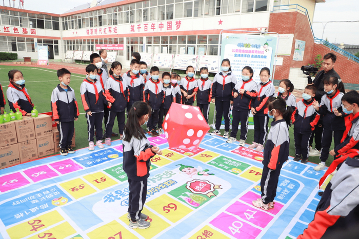 孩子们在进行健康跳棋游戏