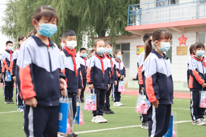 孩子们收到了实用的健康礼包