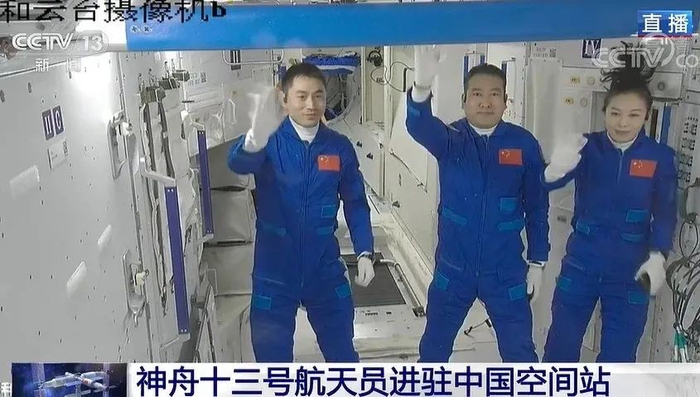 　　·神舟十三号航天员进入天和核心舱，失重环境中王亚平（右）的辫子向天竖起，网友们纷纷点赞：超可爱！