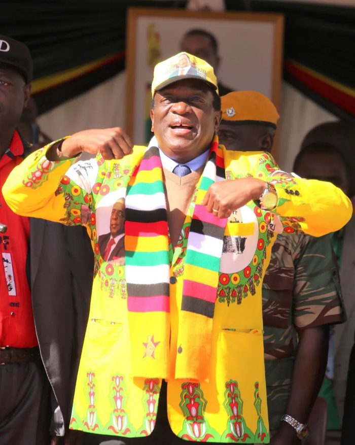 ▲2018年7月21日，津巴布韦总统姆南加古瓦身着花布做成的西装出席竞选活动。新华社发（肖恩·朱萨摄）