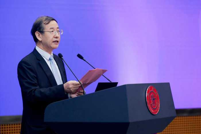 上海交通大学媒体与传播学院院长李本乾教授主持开幕式