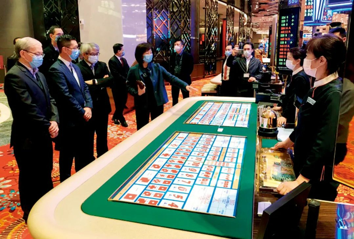  2020年2月20日，因受新冠肺炎疫情影响而暂停营运的澳门娱乐场重新开放。澳门特区政府博彩监察协调局局长陈达夫（左二）、劳工事务局局长黄志雄（左一）、卫生局局长李展润（左三）巡视重开后的娱乐场防疫工作。图/中新