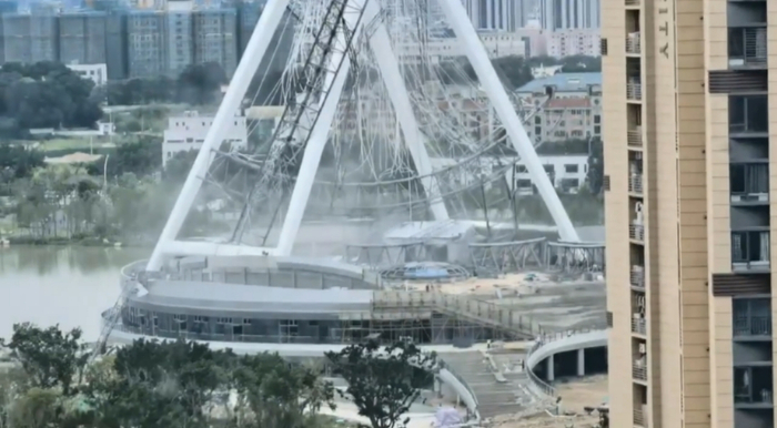 10月18日，晋安区一摩天轮在安装过程中外围轮毂发生脱落。受访者供图