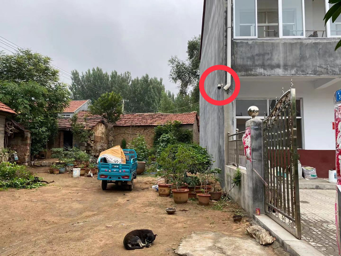 陈小冬将监控装在了老家的西墙上，摄像头可以上下左右旋转。受访者供图