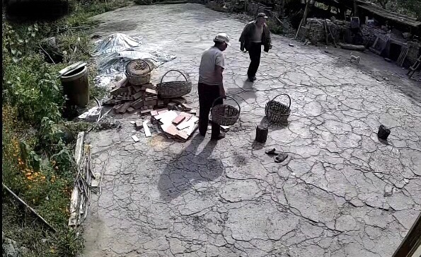 监控画面里，赵仁的父亲小跑着去接听儿子打来的电话。受访者供图