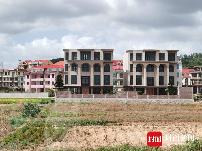 　疑似占用耕地修建的农村豪宅