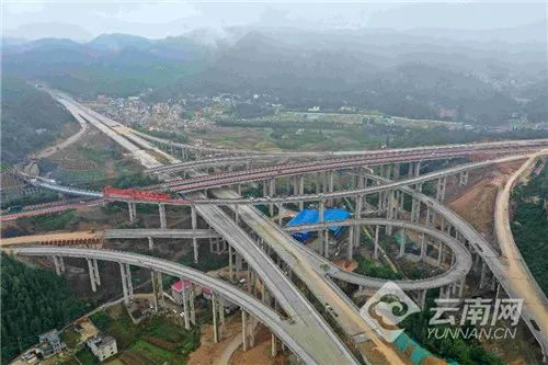 建设中的西北绕城枢纽互通立交。供图