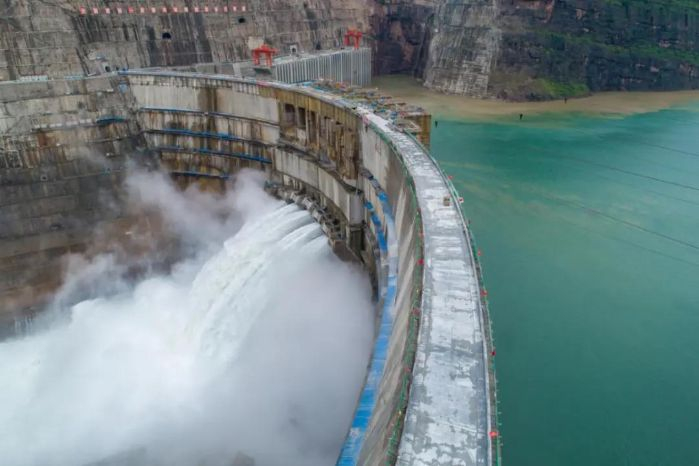 　　▲ 建设中的白鹤滩大坝坝顶（资料图片）