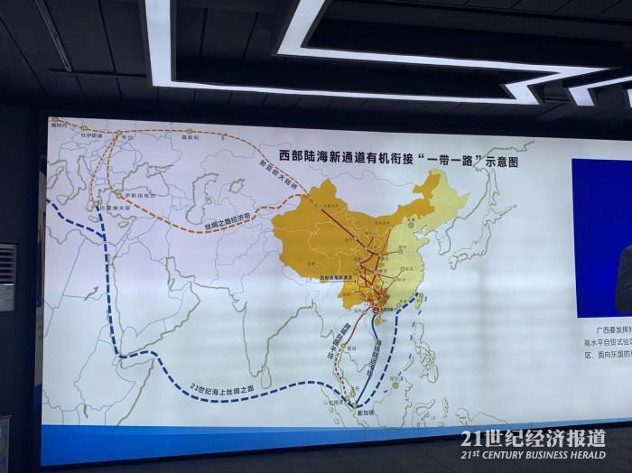 西部陆海新通道有机衔接“一带一路”示意图。卜羽勤/摄