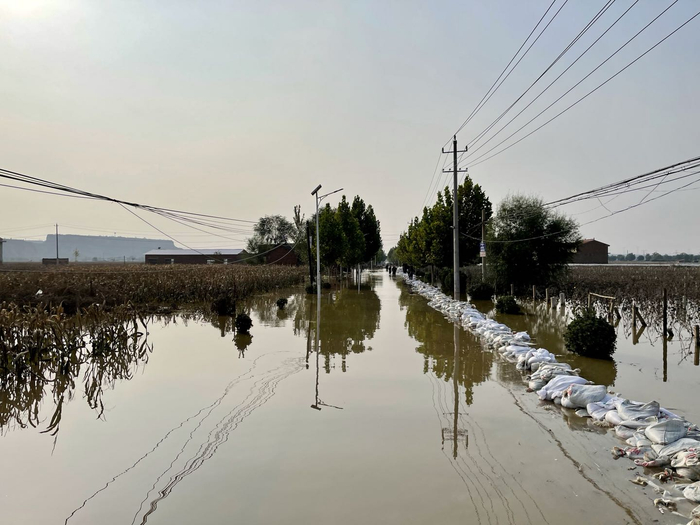 全村村民一手一脚用沙袋砌出来的堤坝时代周报记者陈佳慧摄