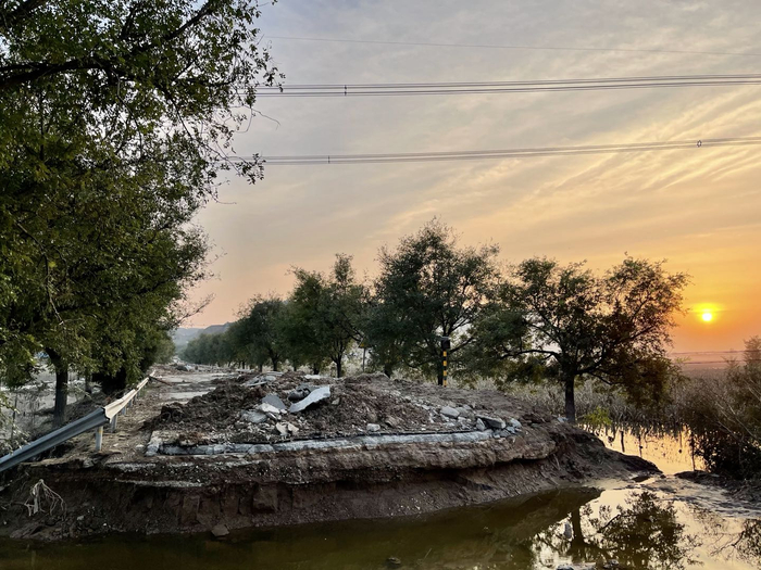 被冲垮的233省道 &nbsp; &nbsp;&nbsp;&nbsp;时代周报记者 &nbsp;陈佳慧 &nbsp;摄