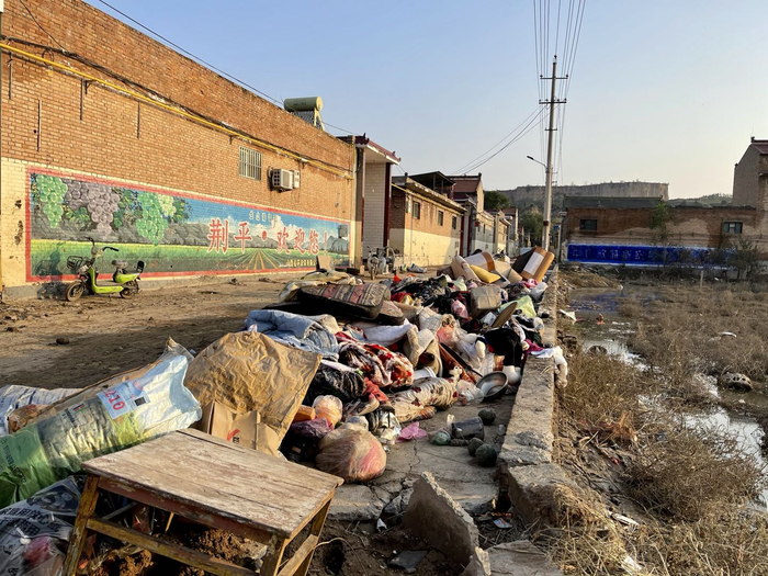 回家后的村民，从家中清出的无法再使用的物品 &nbsp;&nbsp;时代周报记者 &nbsp;陈佳慧 &nbsp;摄