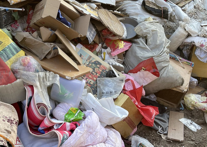 泡水家具中，藏着照片的一角&nbsp; &nbsp;时代周报记者 &nbsp;陈佳慧 &nbsp;摄