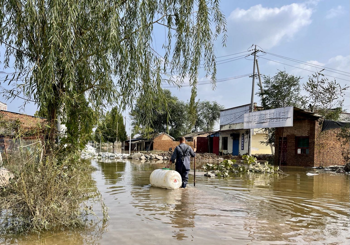 蹚水回家取东西的村民 &nbsp;时代周报记者 &nbsp;陈佳慧 &nbsp;摄