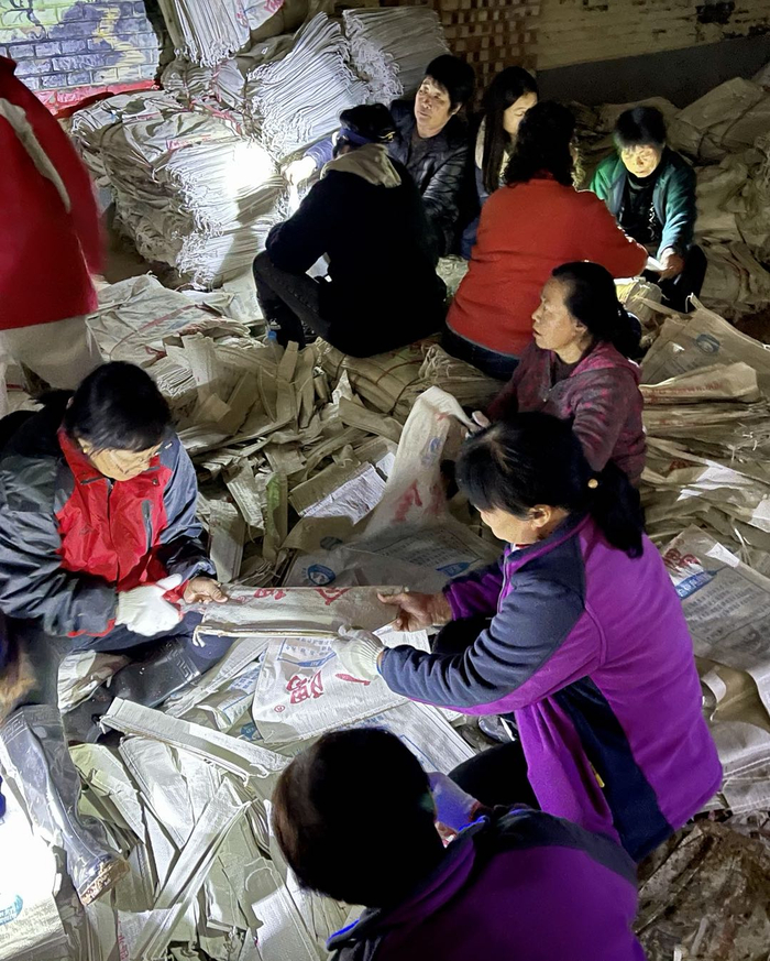 年纪稍大的老人，在角落里剪麻袋时代周报记者陈佳慧摄