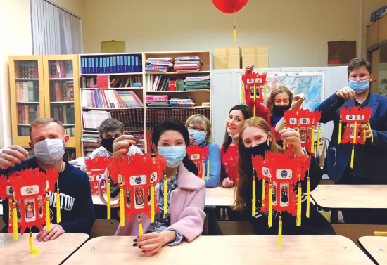 俄罗斯圣彼得堡国立大学孔子学院师生组装灯笼迎中秋