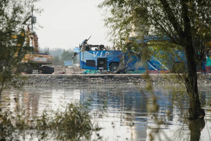 河北石家庄平山县，被打捞上岸的事故大巴车（吴皓 摄）