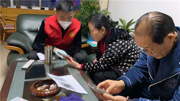 兰州市纪委监委党员干部深入社区开展疫情防控志愿服务工作。
