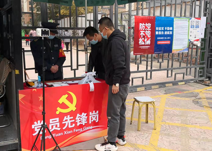兰州市城关区纪委监委工作人员在社区检查疫情防控工作。