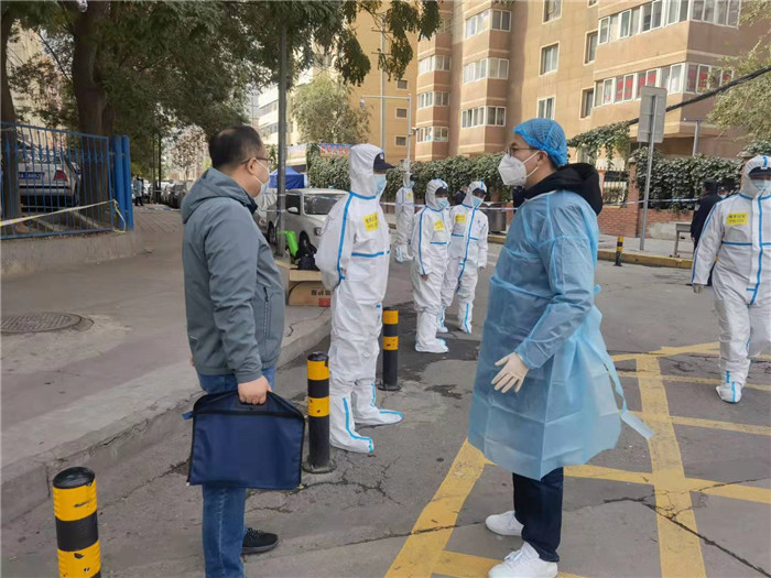 兰州市纪委监委工作人员在城关区街道监督检查疫情防控工作。