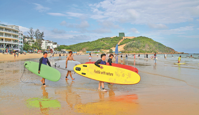 游客在三亚海滨嬉水 本报记者 陈晨 摄