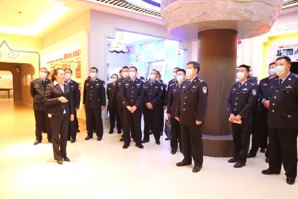 （政法系统党员干部在旗党风廉政警示教育基地接受警示教育）